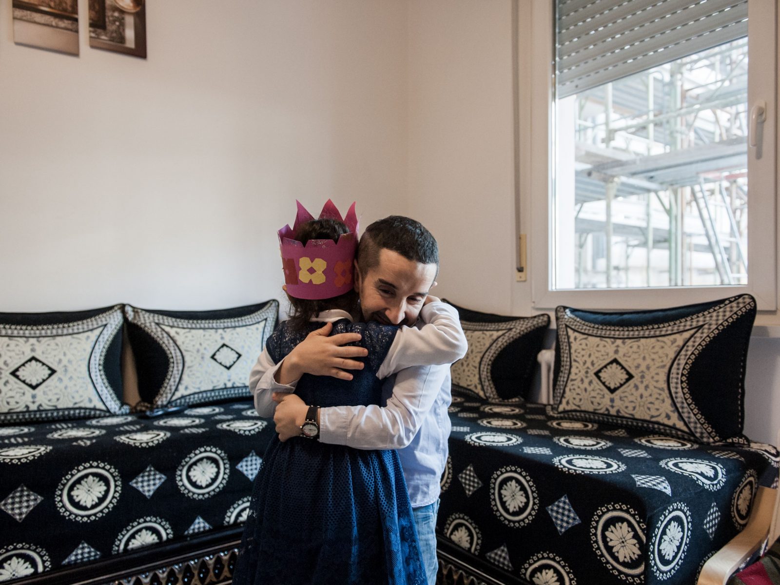 Mohammeds Tochter wächst dreisprachig auf: sie besucht die deutsche Grundschule, ihr Vater spricht mit ihr Italienisch, ihre Mutter Arabisch. 