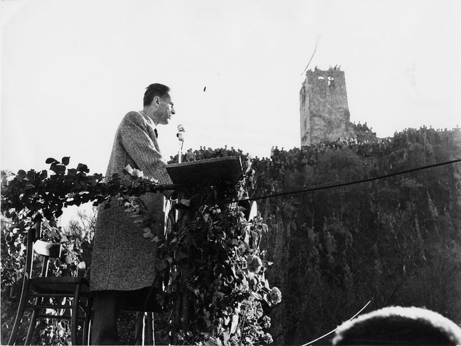 1957: Auf Schloss Sigmundskron schreibt Silvius Magnago Geschichte. 