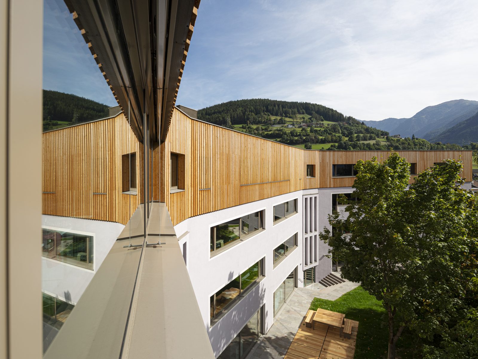 Auch die Landesverwaltung setzt auf Gebäudeaufstockung und Nachhaltigkeit: Im Bild die italienische Alexander-Langer-Schule in Sterzing mit dem obersten Stock in heimischem Massivholz. 