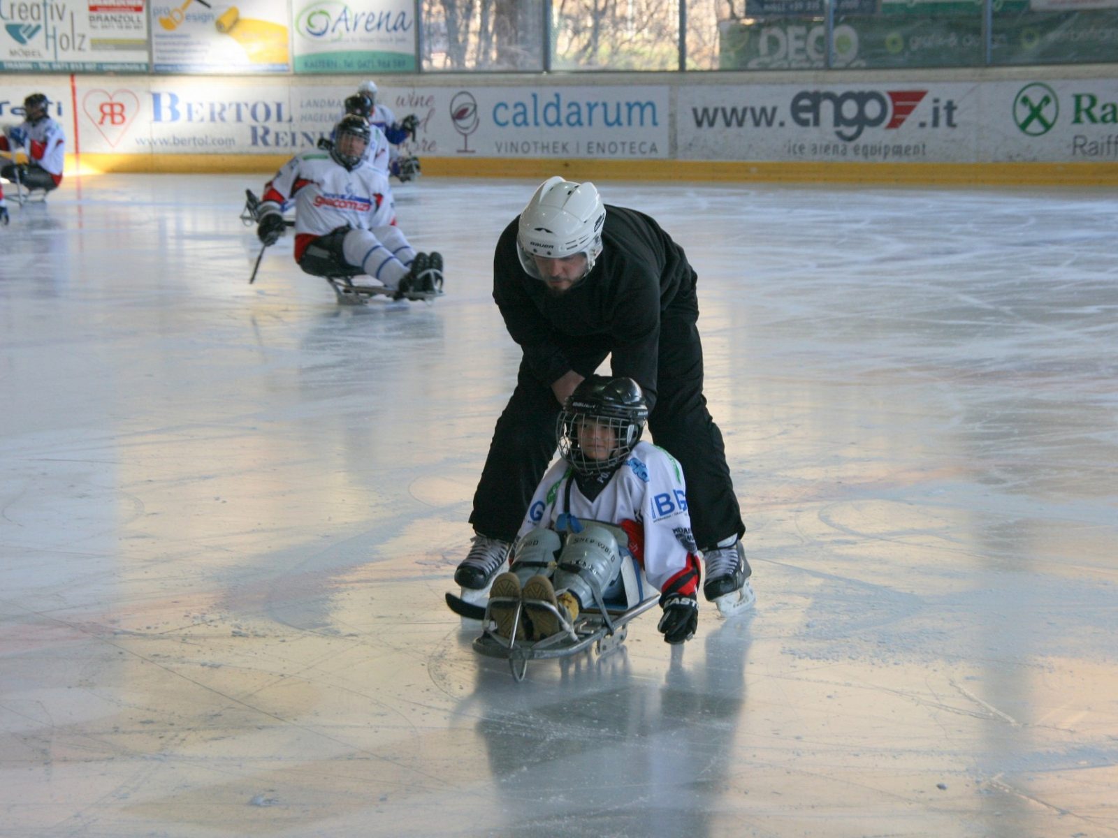 Uno dei piccoli giocatori di para ice hockey. Foto: Junghechte Kaltern