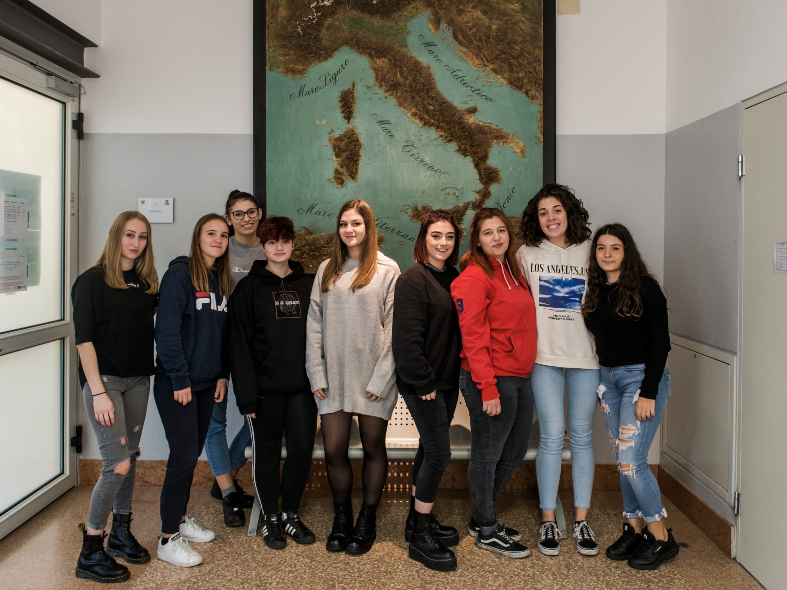 Schülerinnen des italienischen Bozner Oberschulzentrums „De Medici" haben am Vigiljoch oberhalb von Lana Natur er-lebt.