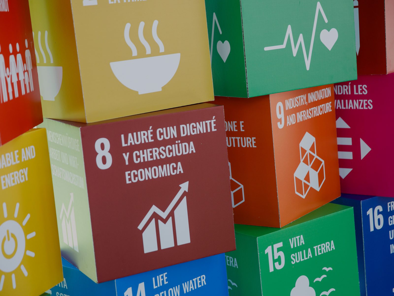 17 obiettivi di sviluppo sostenibile sono stati definiti dalle Nazioni Unite. La diversità della loro attuazione è visibile grazie all’utilizzo del SDG Tracker. 