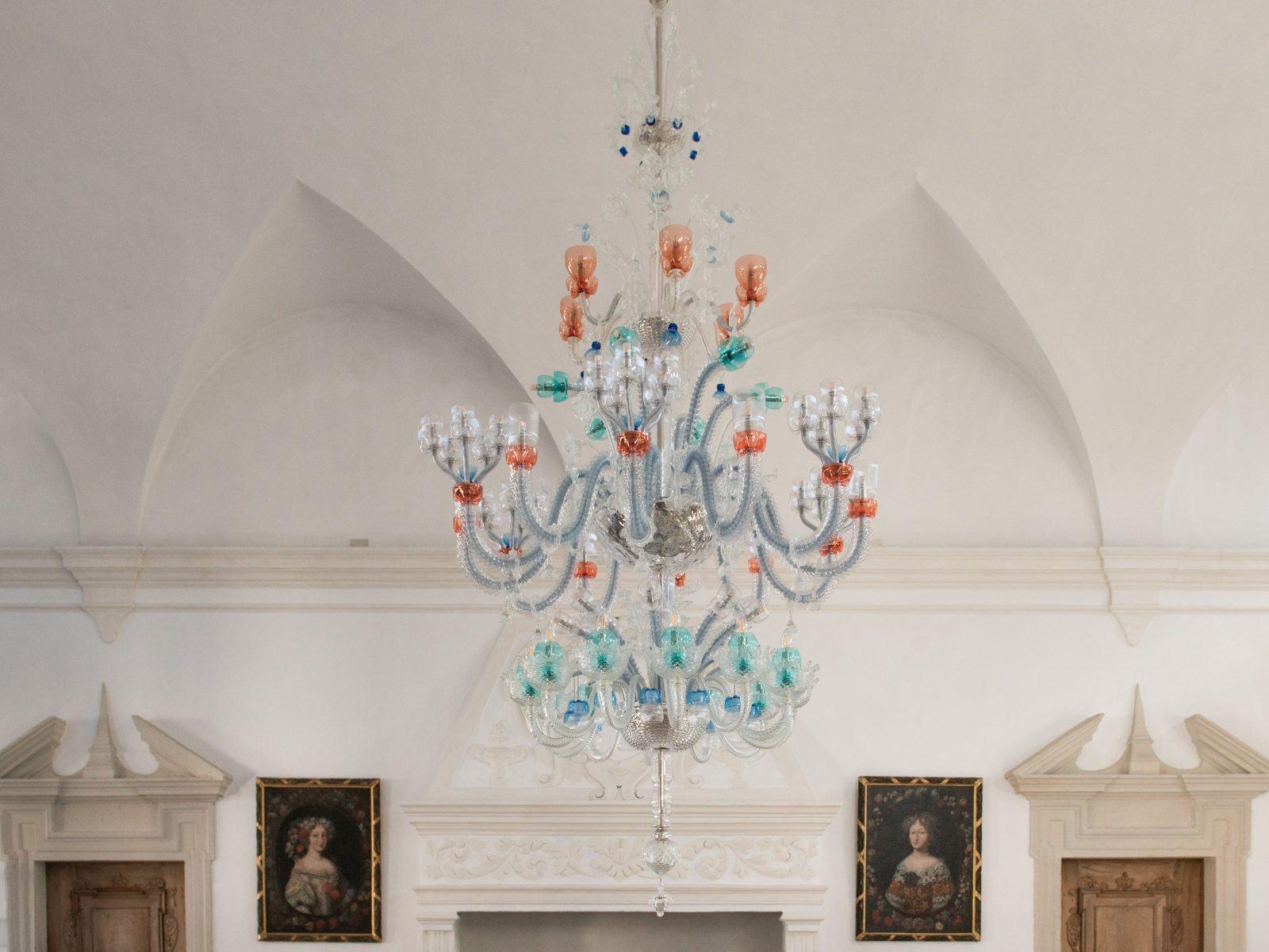 L’oggetto luminoso “WaltRose”, creato dall’artista Manfred Alois Mayr, si trova a Palazzo Rottenbuch.